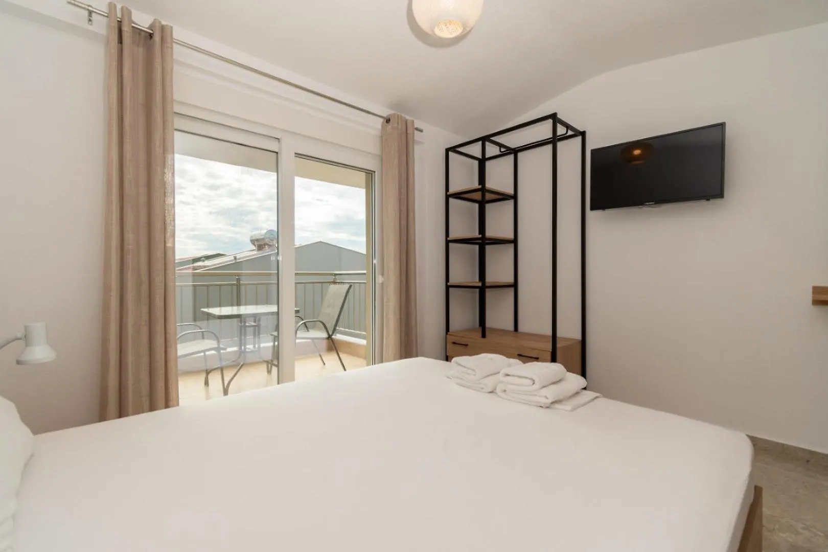 Oasis Luxury Apartments And Rooms Nikiti Greece
